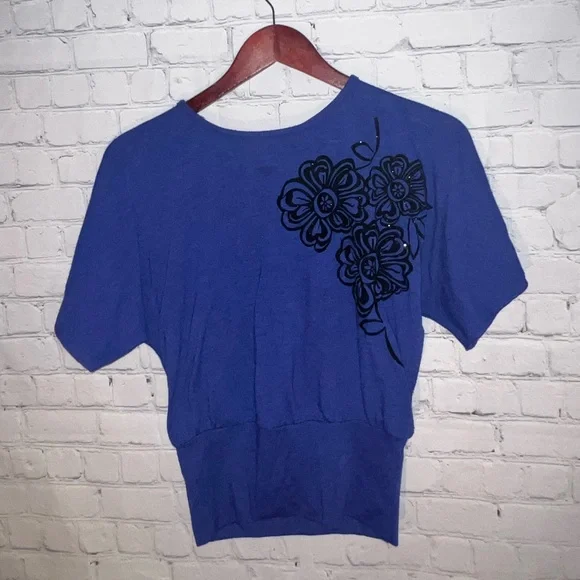 Amy Byer Dark Blue & Black Floral top size M - Picture 2 of 9